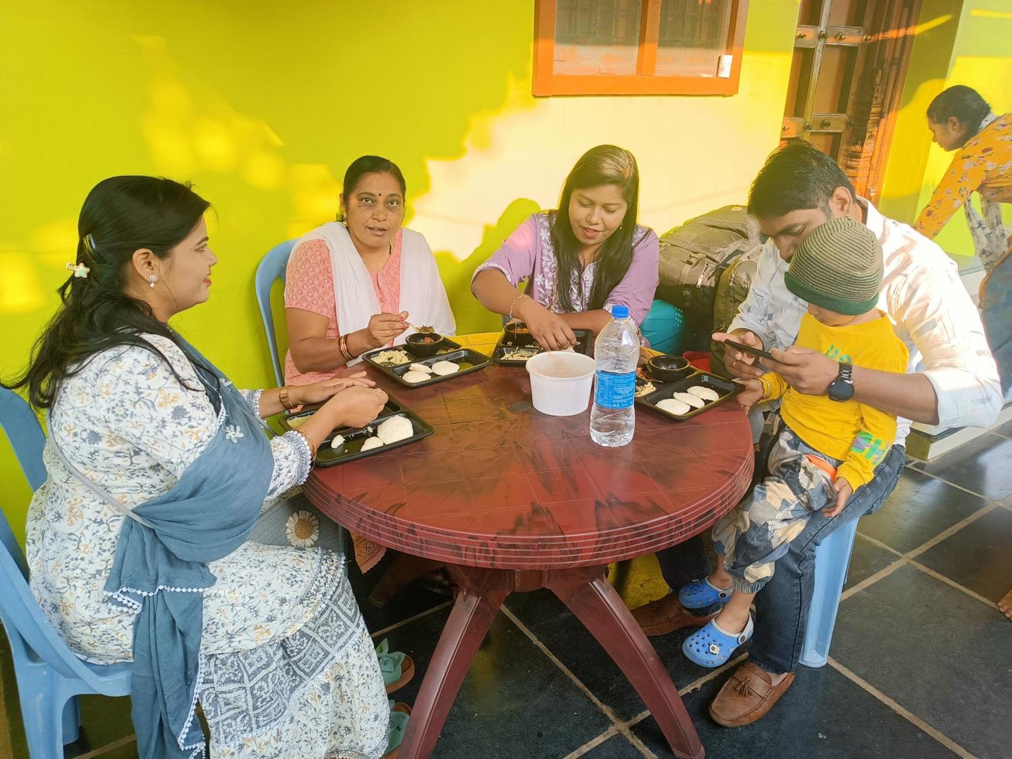 Abhi Homestay Hampi Buitenkant foto